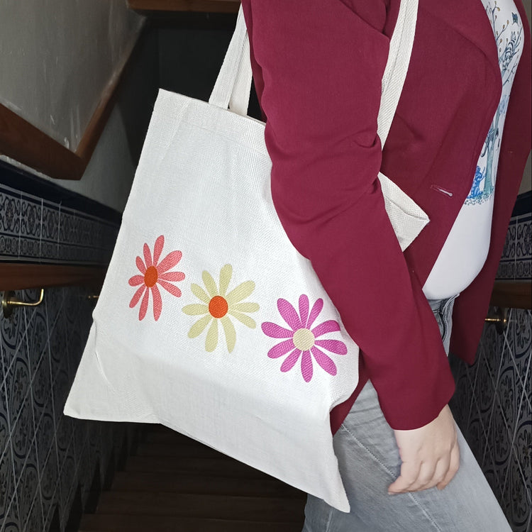 Tote bag Botánica Cotidiana en uso, bolsa reutilizable con ilustración original SerViArte