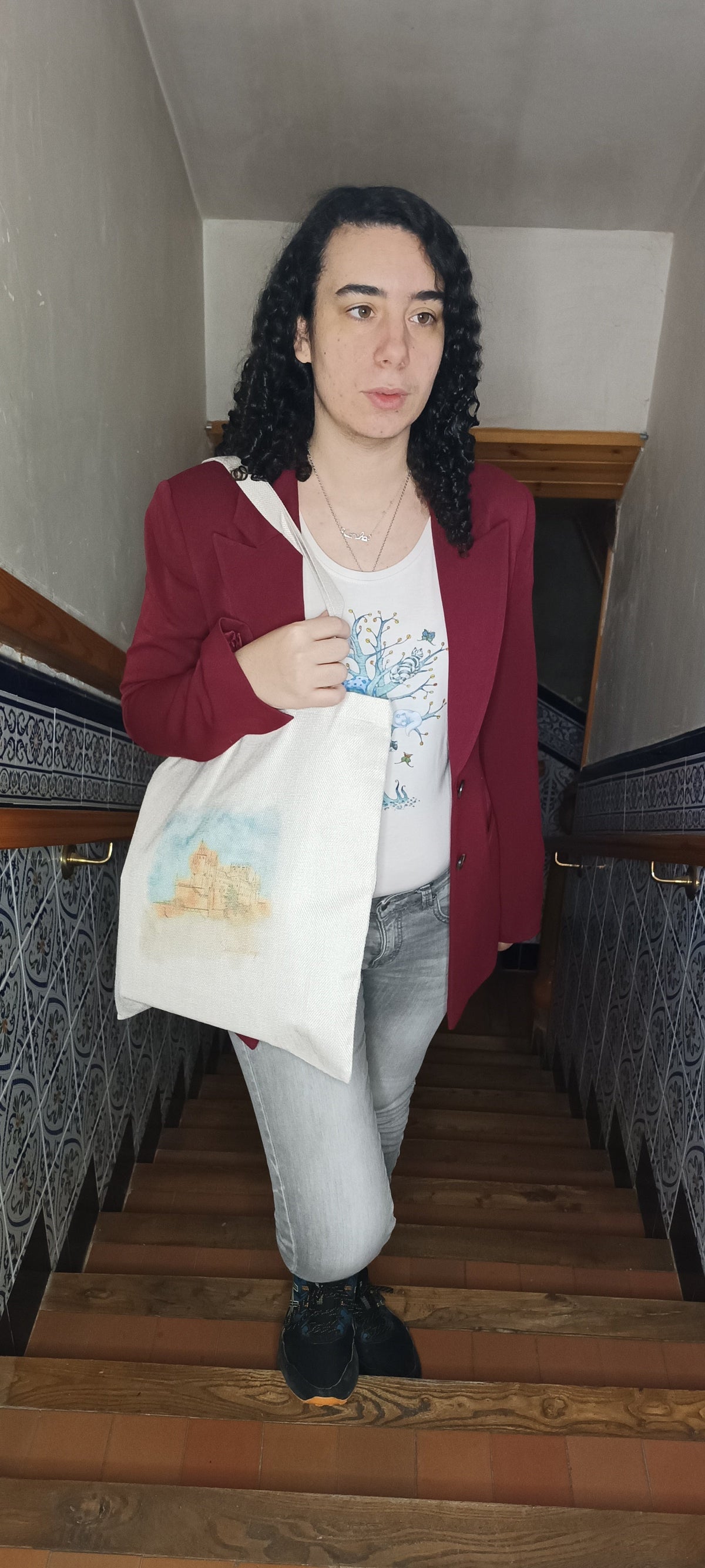 Bolsa artesanal Segovia con Alma con ilustración del Alcázar en detalle – SerViArte