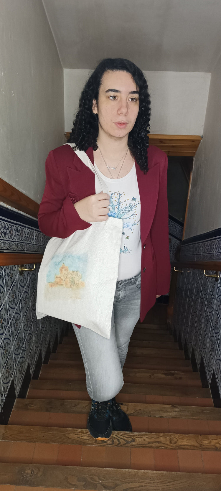 Bolsa artesanal Segovia con Alma con ilustración del Alcázar en detalle – SerViArte