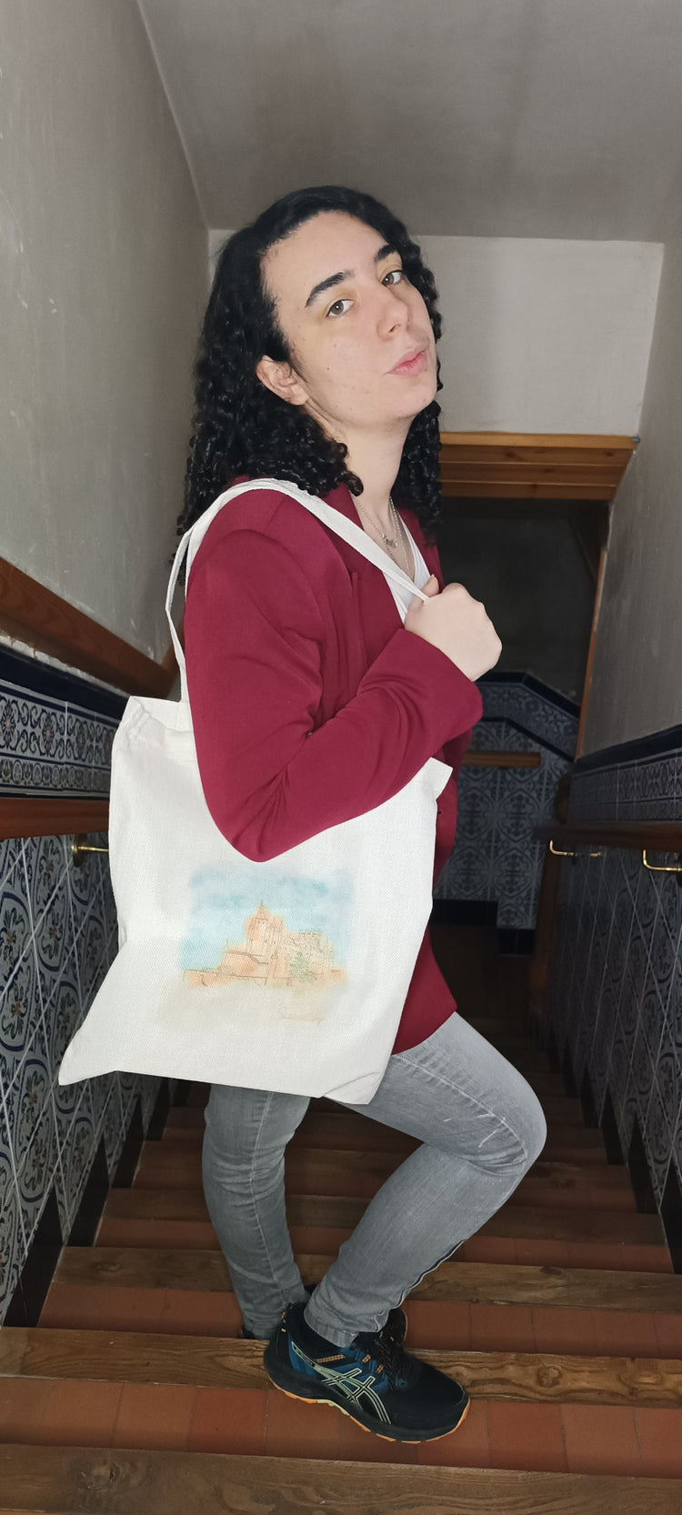 Tote bag artesanal Segovia con Alma con ilustración del Alcázar sobre fondo oscuro