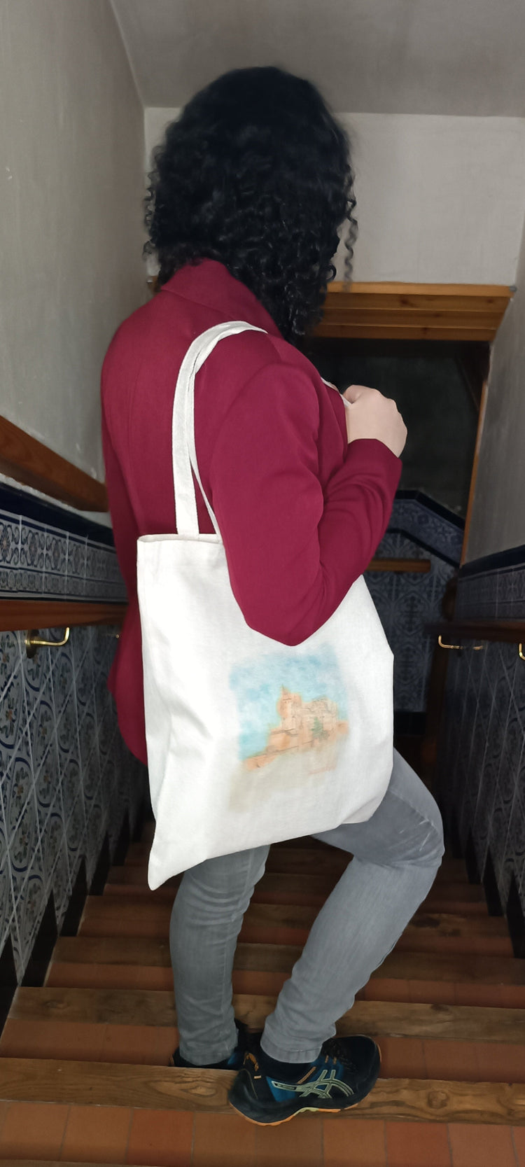 Bolsa de tela Segovia con Alma en mano mostrando tamaño real – SerViArte