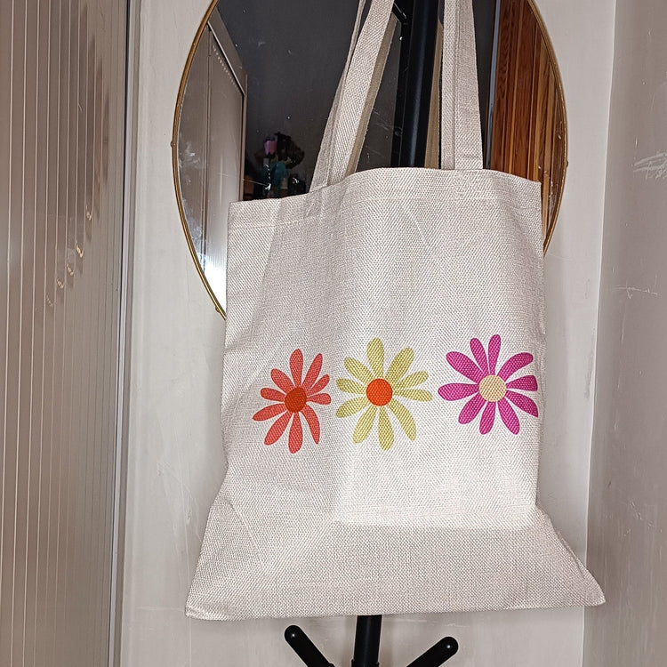 Bolsa de tela Botánica Cotidiana sobre fondo claro, diseño de naturaleza artesanal – SerViArte