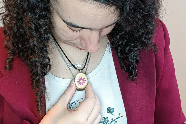 Collar floral de madera natural con margarita dibujada a mano – SerViArteShop
