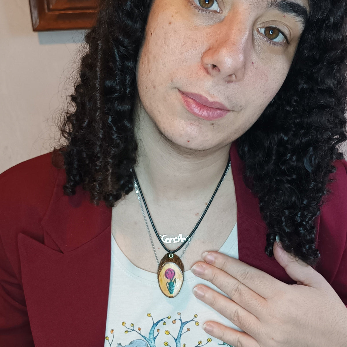 Collar artesanal de madera con tulipán pintado a mano sobre fondo oscuro – SerViArte