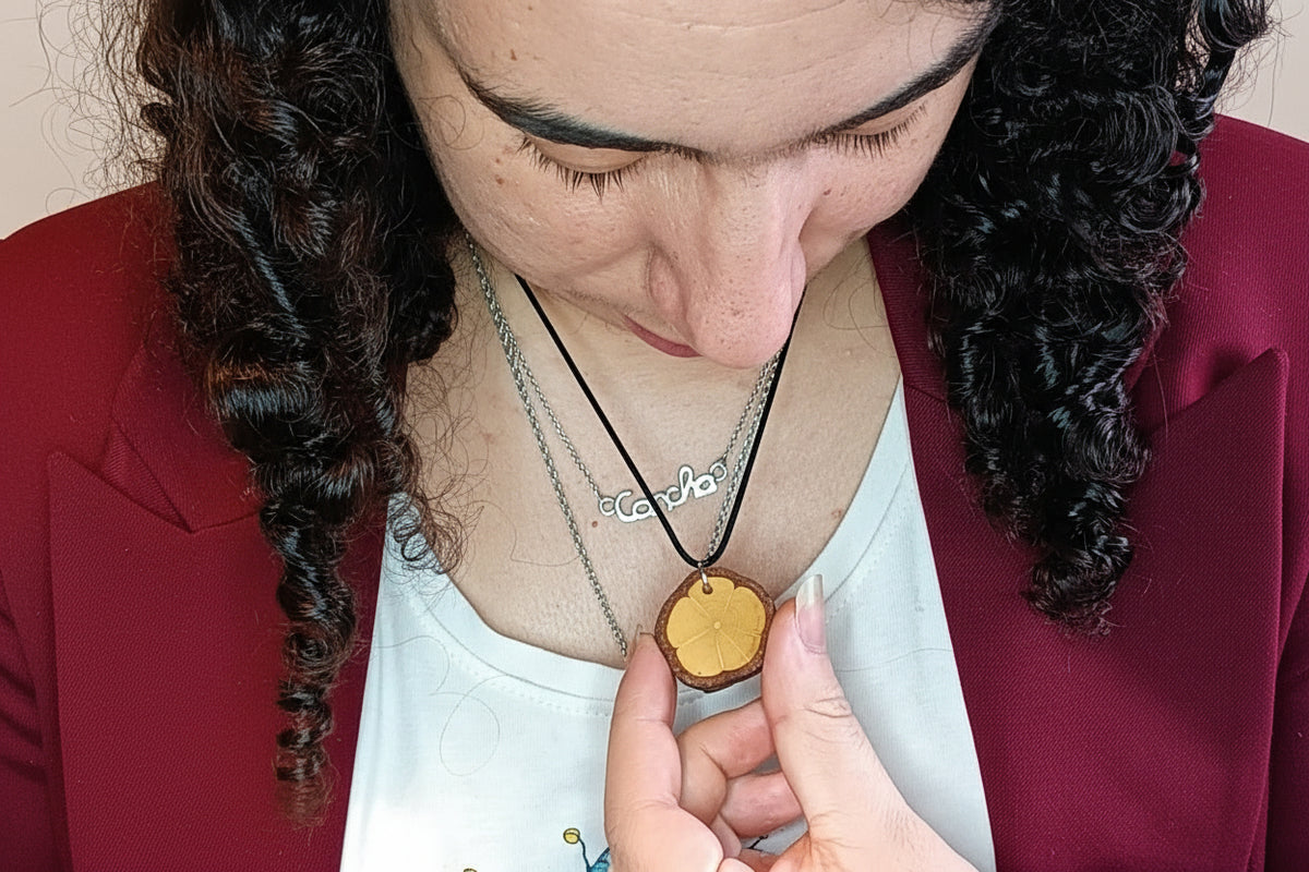Collar de madera tallado a mano por Woden, joyería artesanal El Rinconcito SerViArte