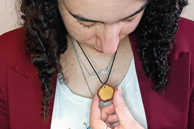Collar de madera tallado a mano por Woden, joyería artesanal El Rinconcito SerViArte