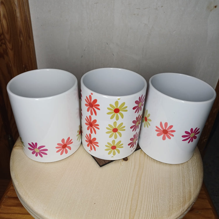 Tazas florales Trama Viva de cerámica sobre superficie de madera – SerViArte Segovia