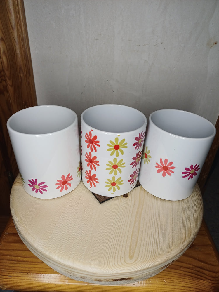 Pack Trama Viva 2 tazas y 2 posavasos florales artesanales sobre fondo claro