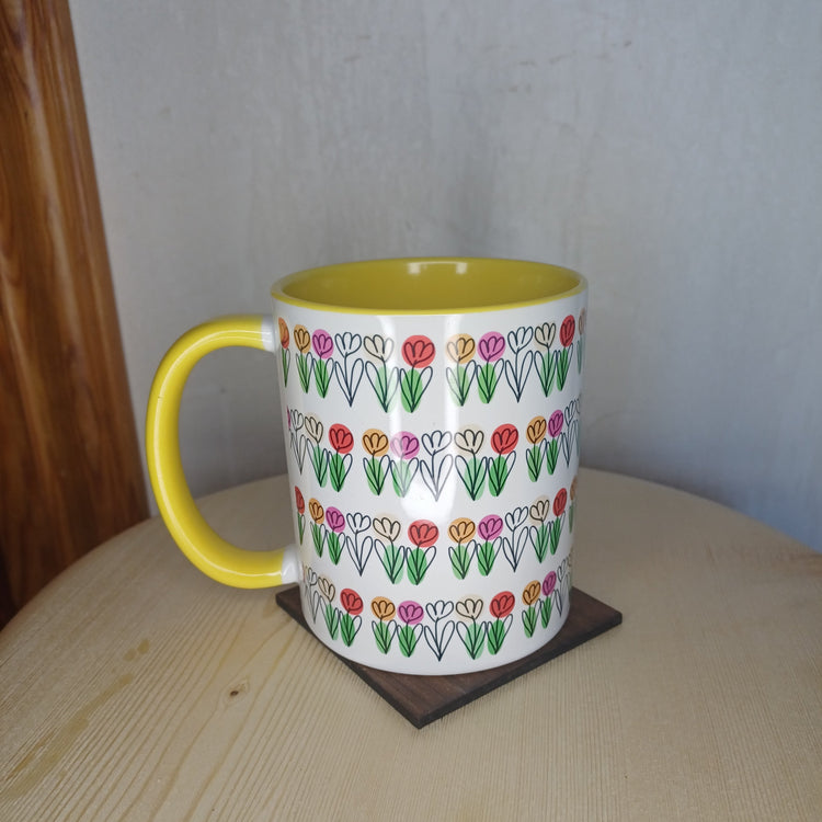 Taza cerámica Trama Viva vista lateral con ilustración de margarita – SerViArteShop