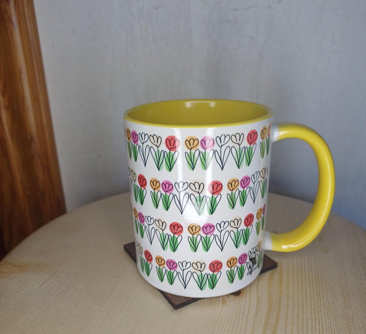 Colección tazas Trama Viva sobre mesa de madera, artesanía floral SerViArte