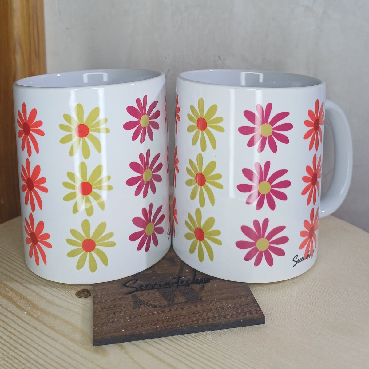 Taza Trama Viva con diseño de flor en line art sobre fondo blanco – SerViArte