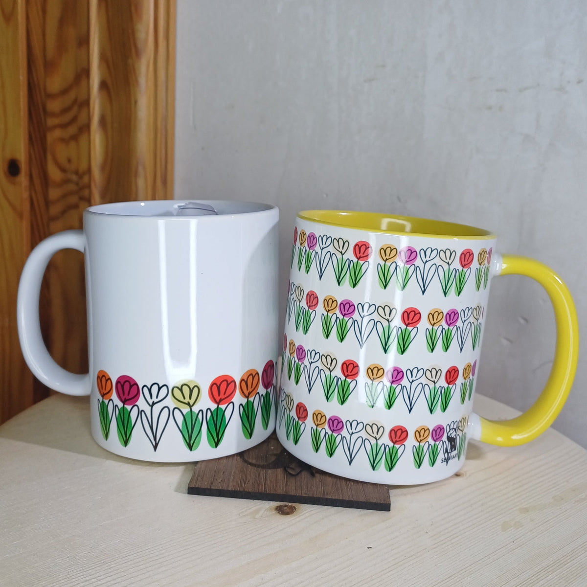 Pack Tulipanes tazas y posavasos Trama Viva artesanales sobre mesa de madera