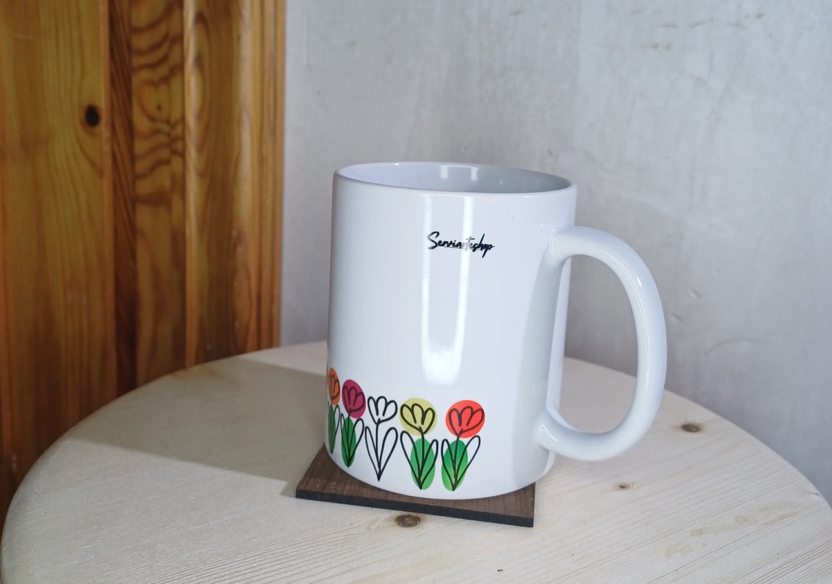 Taza floral artesanal Trama Viva sobre madera, colección SerViArteShop