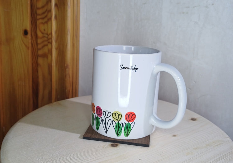 Taza floral artesanal Trama Viva sobre madera, colección SerViArteShop