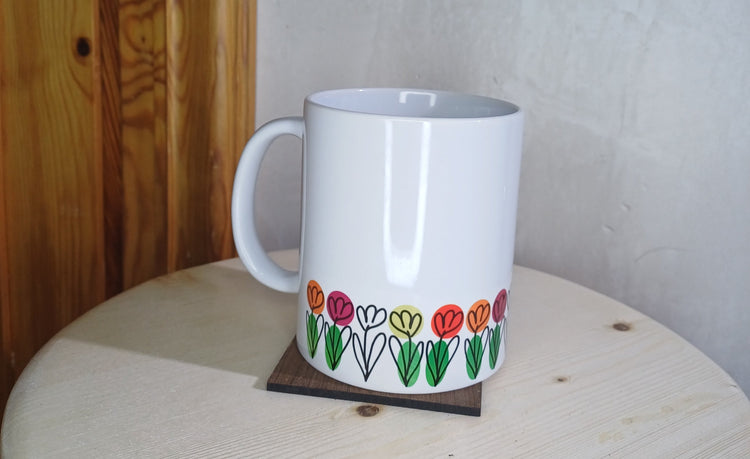 Taza cerámica Trama Viva con detalle de margarita en line art – SerViArte Segovia