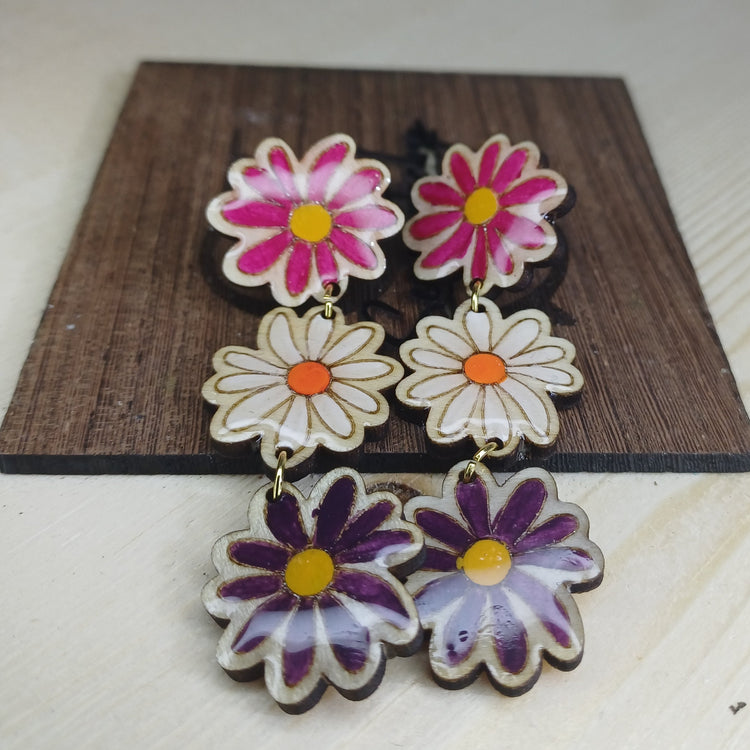 Pendientes florales Trama Viva de madera pintados a mano, vista lateral SerViArteShop