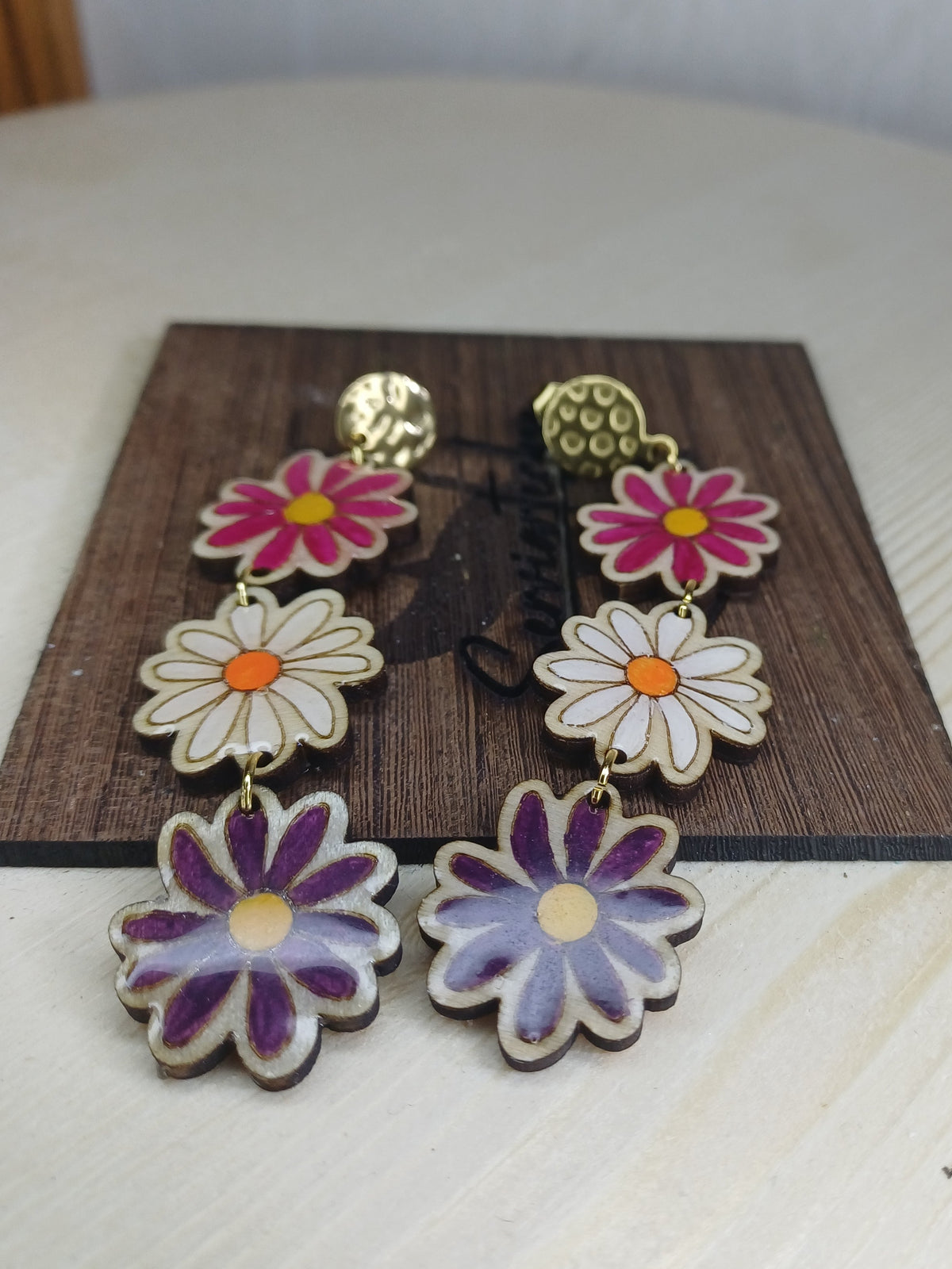 Pendientes florales pintados a mano colección Trama Viva madera artesanal – SerViArte