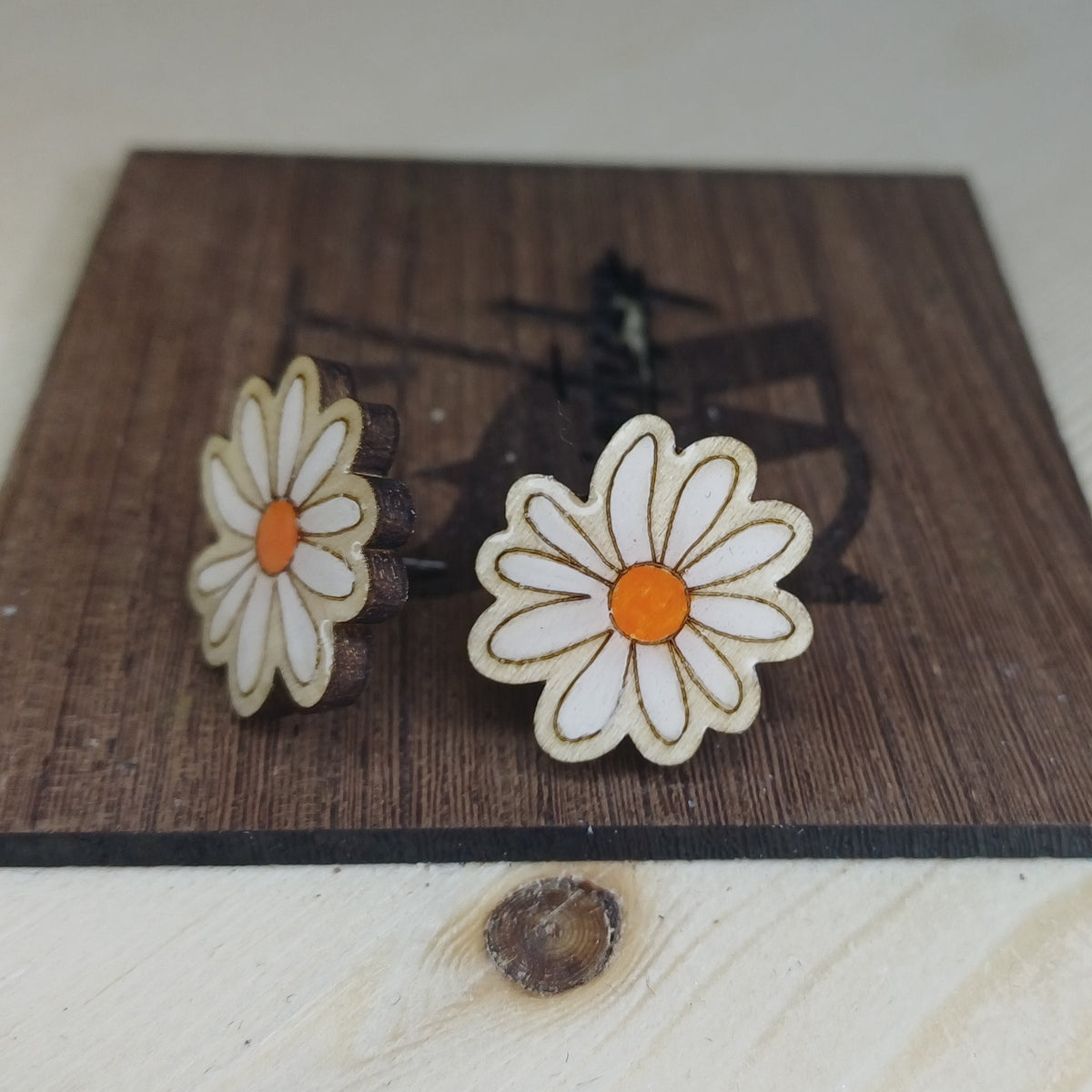 Pendientes artesanales Trama Viva con flor pintada a mano en detalle SerViArte