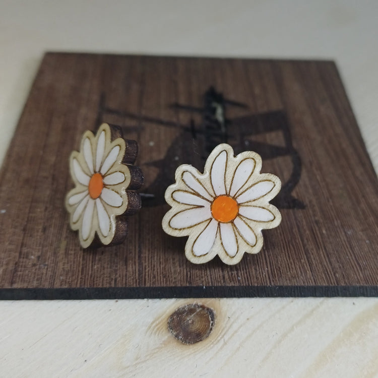 Pendientes artesanales Trama Viva con flor pintada a mano en detalle SerViArte
