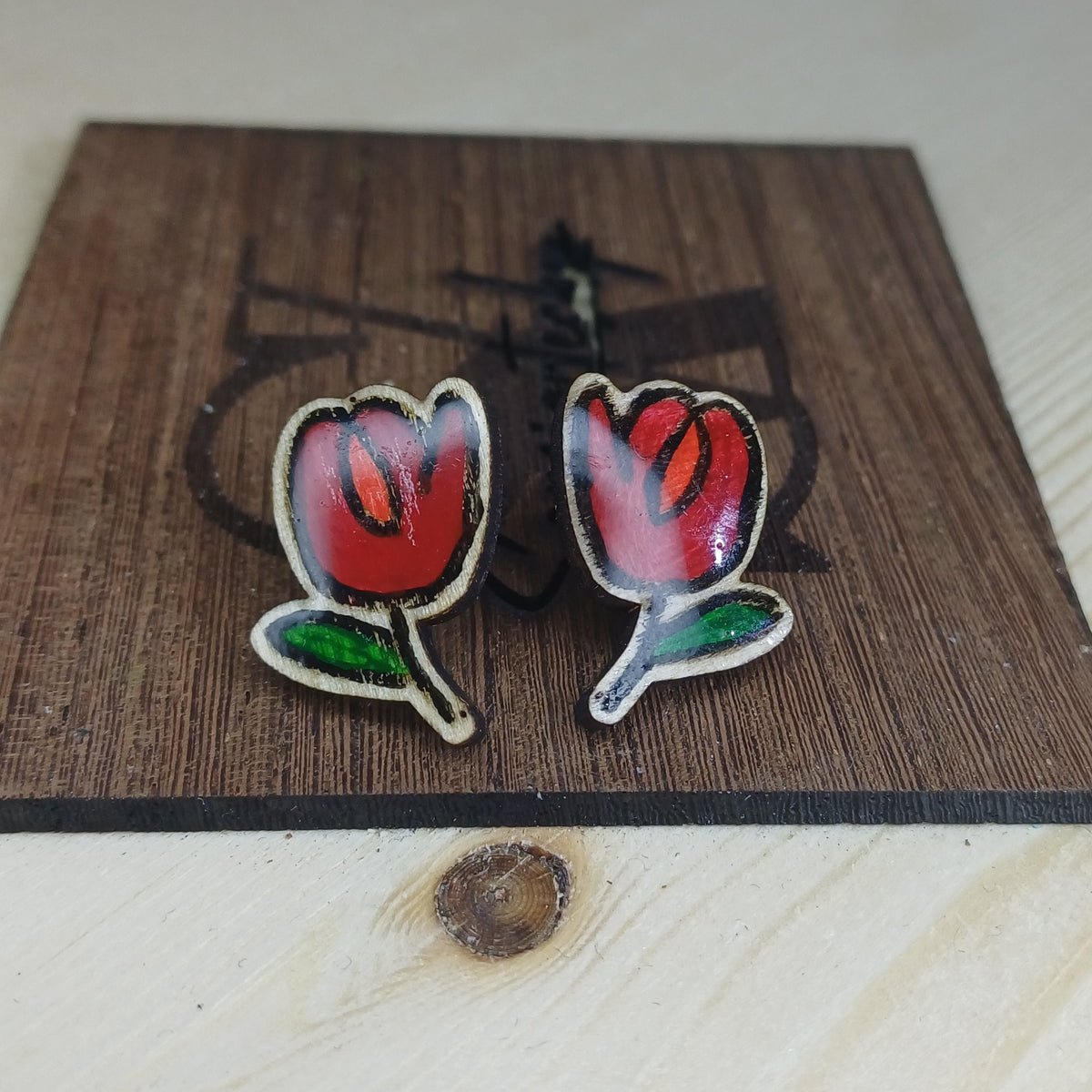 Pendientes florales de madera Trama Viva pintados a mano, en mano SerViArteShop