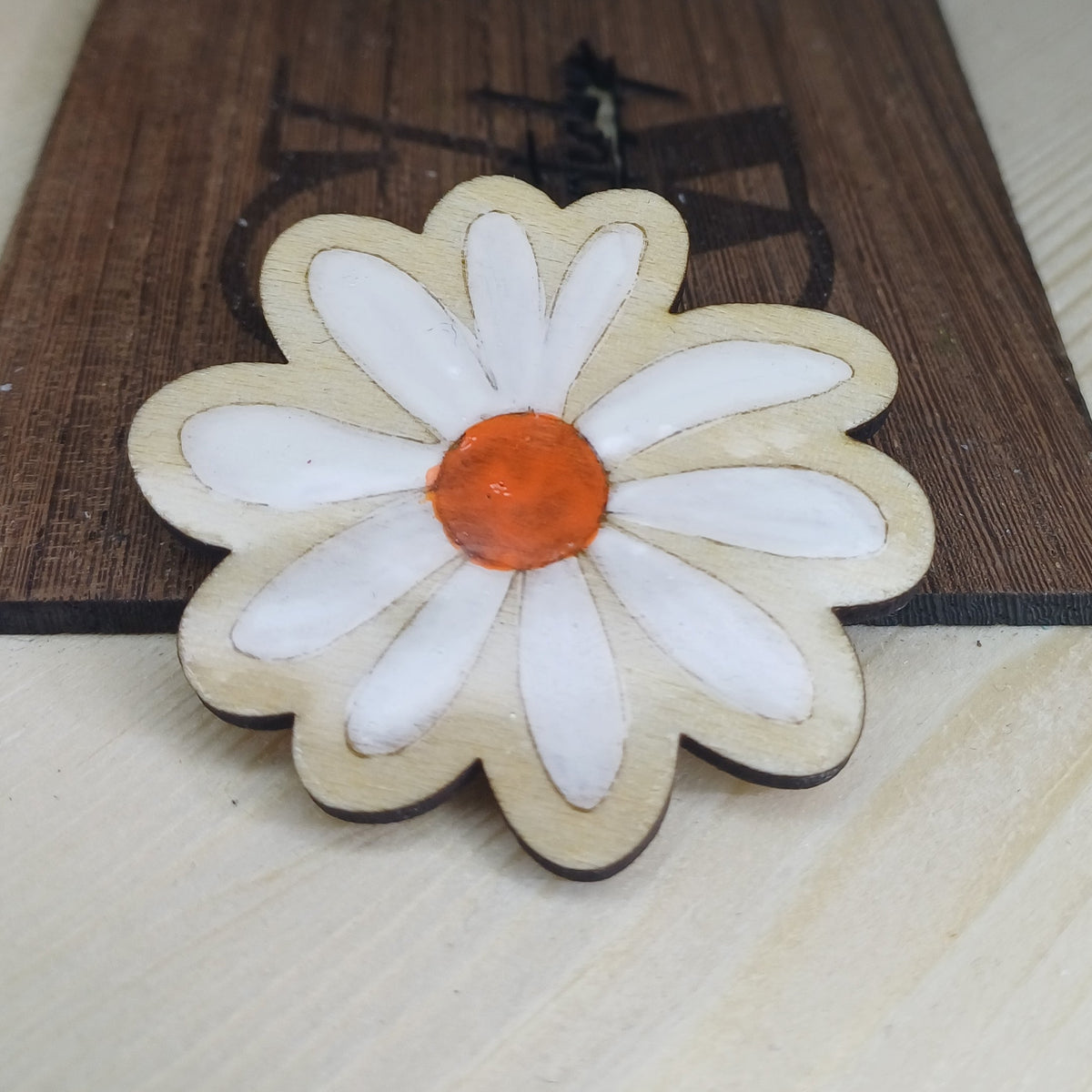 Imán floral Trama Viva de madera pintado a mano, vista lateral SerViArteShop