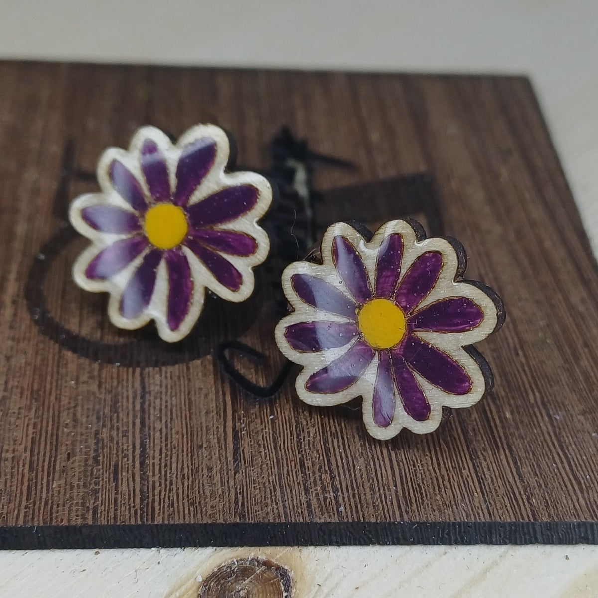 Pendientes florales de madera Trama Viva pintados a mano sobre fondo oscuro SerViArte