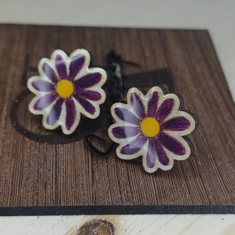 Pendientes florales de madera Trama Viva pintados a mano sobre fondo oscuro SerViArte