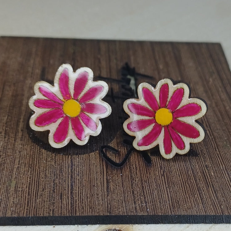 Pendientes artesanales Trama Viva de madera con margarita pintada a mano SerViArteShop
