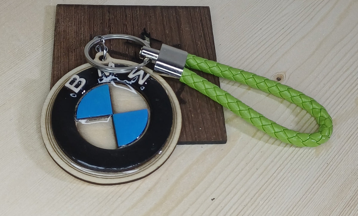 Llavero Emblemas artesanal de madera con diseño de marca, vista lateral SerViArteShop