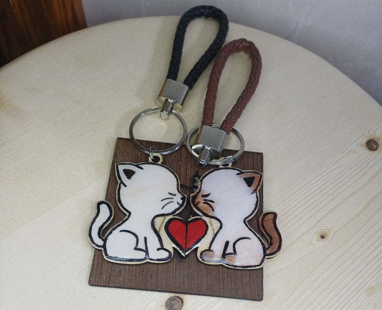 Pack 2 llaveros gatito de madera artesanal sobre superficie SerViArte Segovia