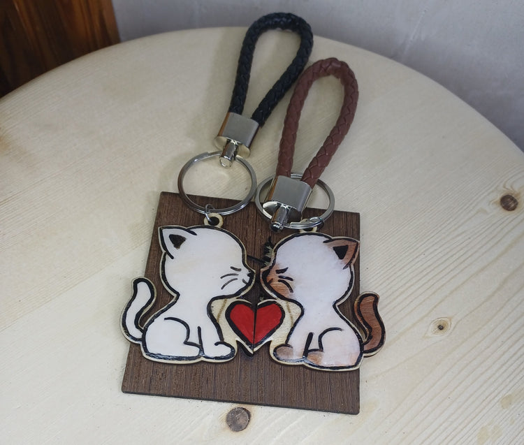 Pack 2 llaveros gatito artesanales dibujados a mano, vista lateral SerViArteShop