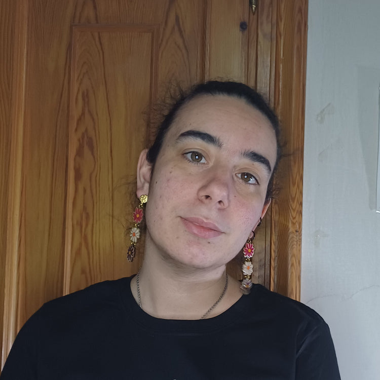 Pendientes florales Trama Viva de madera artesanal sobre superficie SerViArte