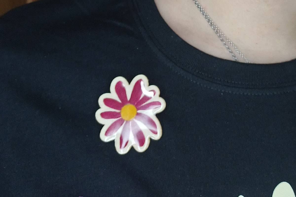 Broche floral artesanal Trama Viva de madera con flor pintada a mano SerViArte