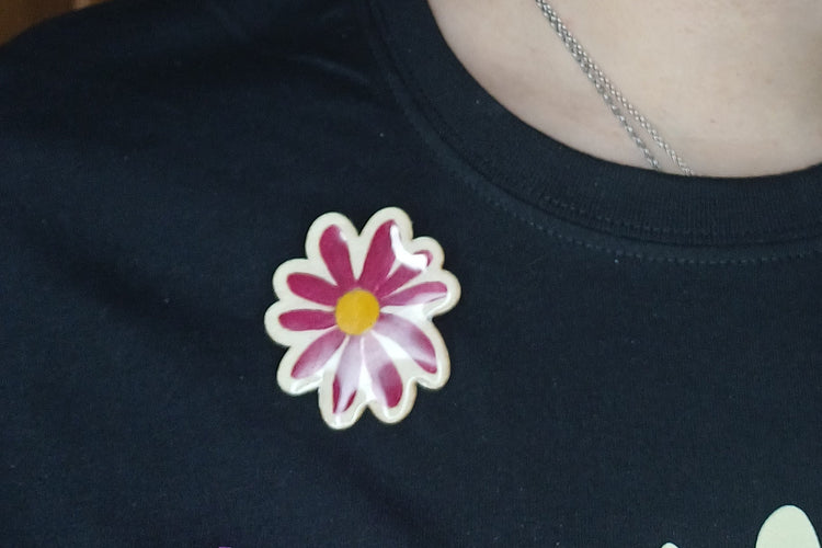 Broche floral artesanal Trama Viva de madera con flor pintada a mano SerViArte