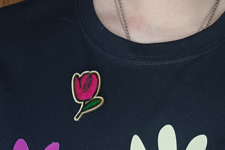 Broches Trama Viva artesanales de madera pintados a mano sobre fondo claro SerViArte