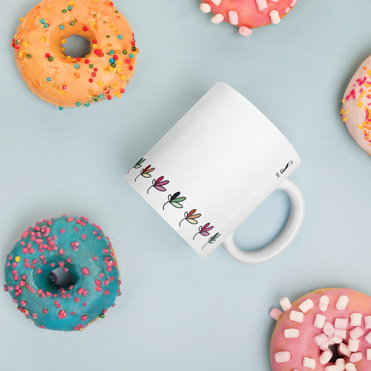 Taza artesanal Hojas Amables con fondo blanco e ilustración botánica original – SerViArte