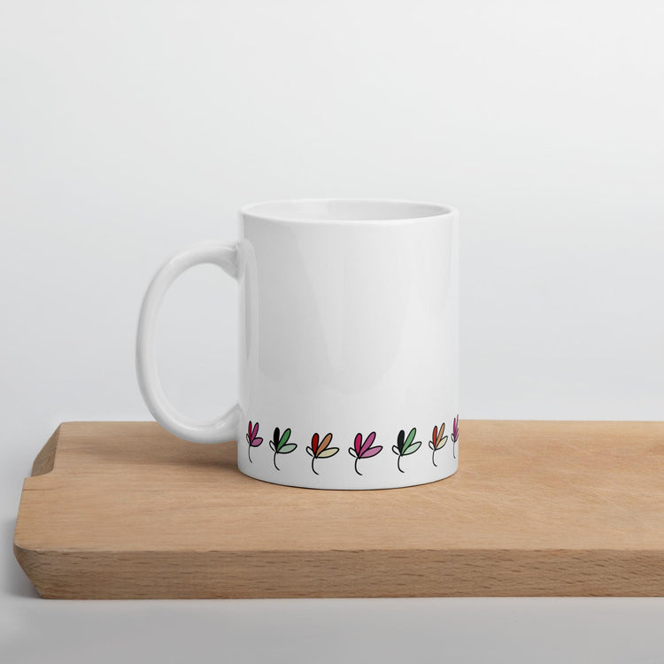 Detalle taza cerámica Hojas Amables con hojas multicolores en línea continua – SerViArteShop