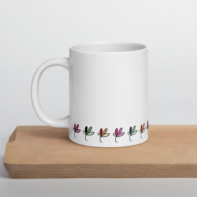 Taza de cerámica Hojas Amables con ilustración de hojas coloridas dibujada a mano – SerViArte