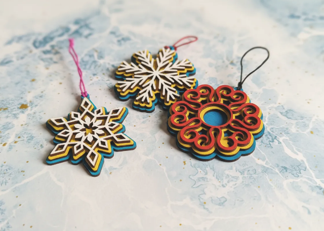 Adorno de Navidad 3D en madera pintado a mano – SerViArte