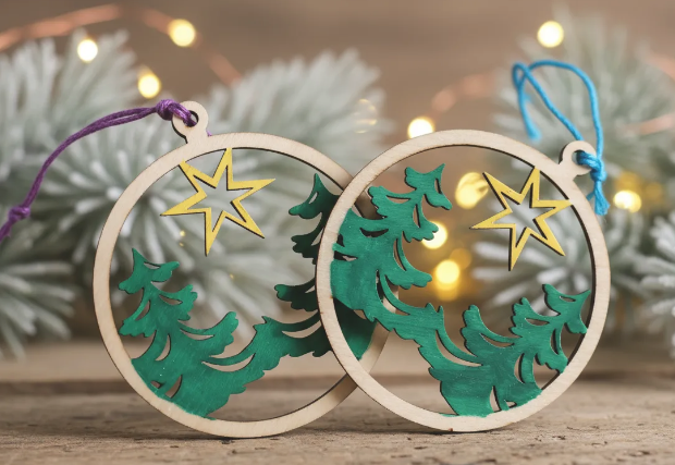 bolas de navidad con diseño de dos arboles y una estrella en medio pintados a mano