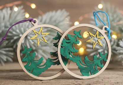 bolas de navidad con diseño de dos arboles y una estrella en medio pintados a mano