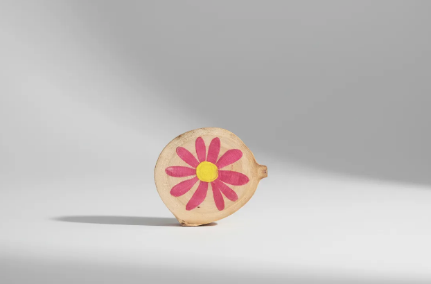 Posavasos de madera Trama Viva con detalle floral sobre fondo oscuro – SerViArteShop