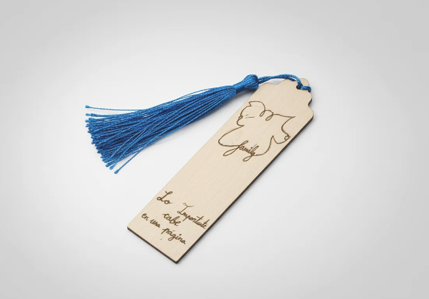 Marcapáginas artesanal de madera con ilustración de personaje dibujada a mano