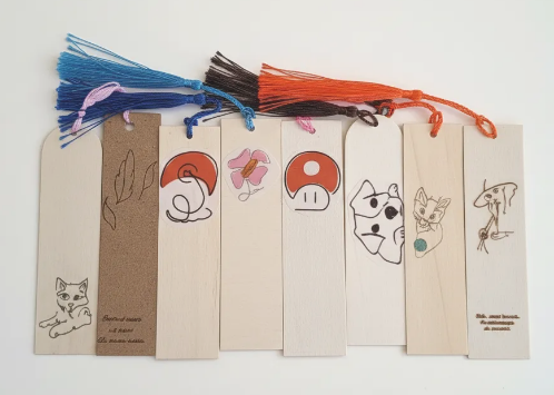 Marcapáginas artesanal de madera reciclada con diseño dibujado a mano – SerViArte Segovia