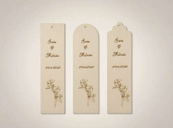 Marcapáginas artesanal de madera personalizable sobre libro SerViArte Segovia