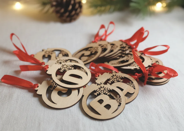 Adorno navideño de madera artesanal con frase grabada colgado en árbol – SerViArte