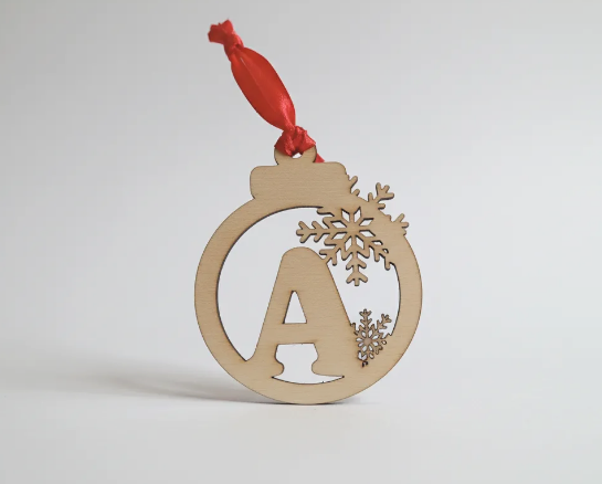 Adorno de Navidad de madera con frase grabada a láser sobre fondo claro – SerViArte