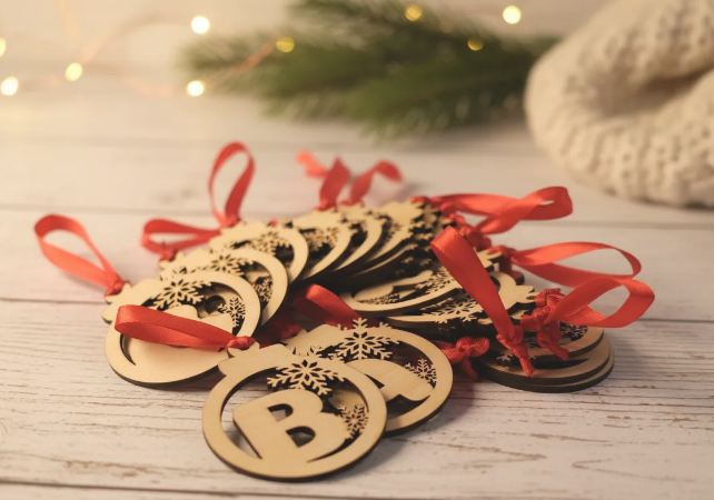 Bola de Navidad artesanal madera con mensaje grabado, regalo SerViArte Segovia
