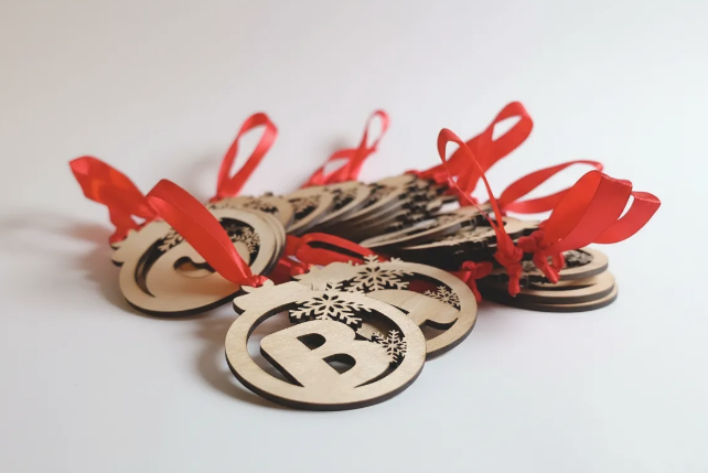 Adorno navideño de madera con inicial grabada a láser colgado en árbol – SerViArteShop
