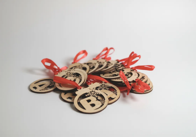 Bola de Navidad personalizada de madera artesanal con frase grabada – SerViArte
